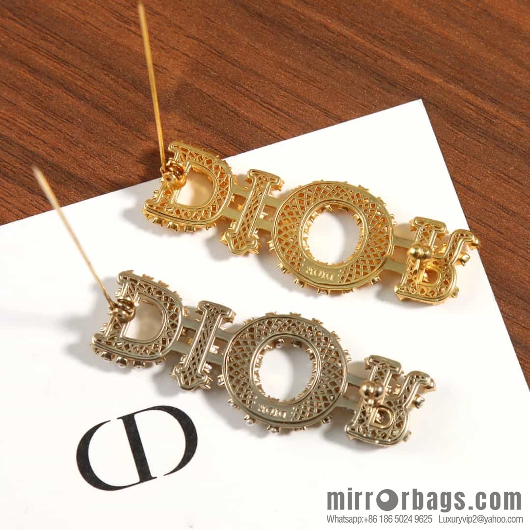 New ☑️ Dior hollowed out full diamond letter brooch