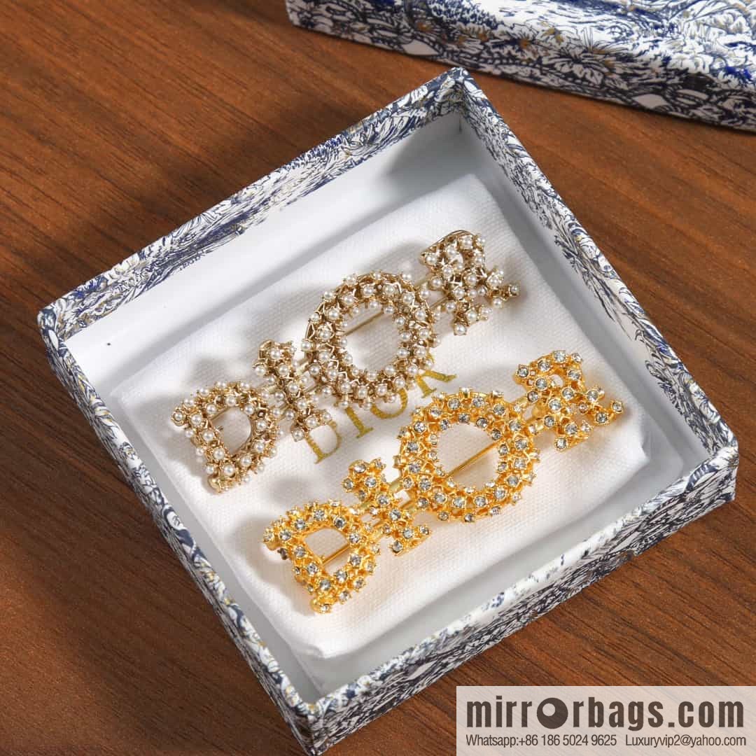 New ☑️ Dior hollowed out full diamond letter brooch