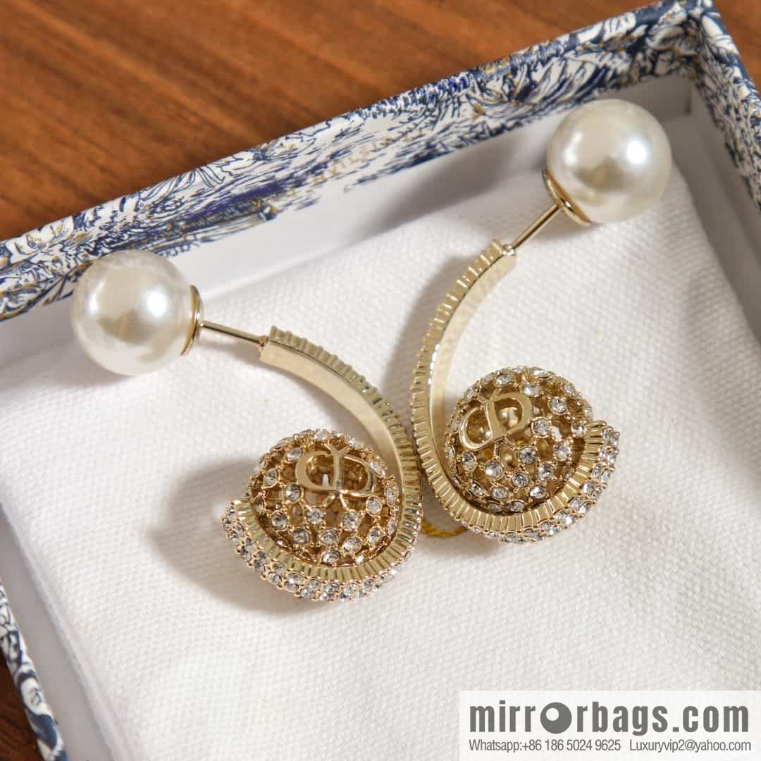 New ☑️ DIOR diamond size pearl stud earrings