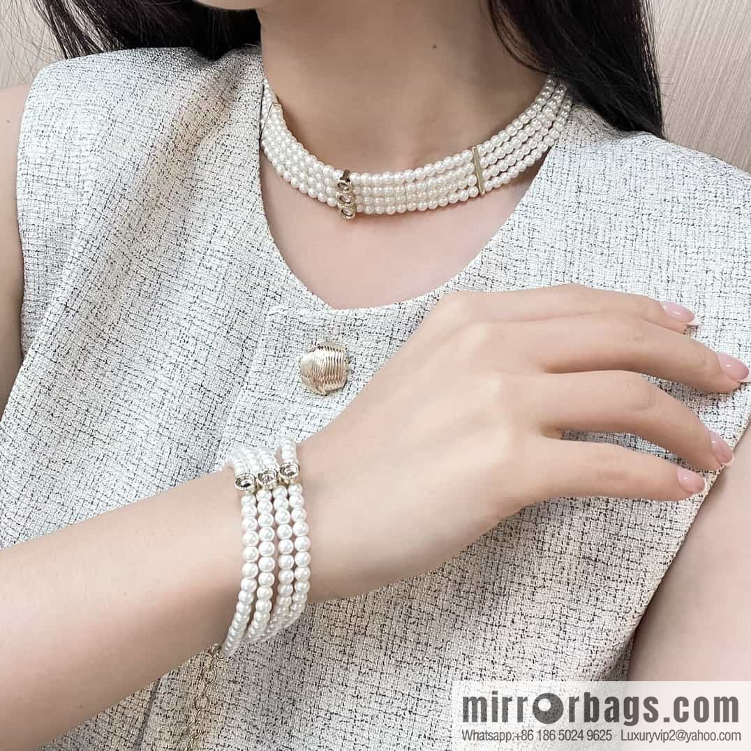 New ☑️ Dior 4-layer pearl necklace, bracelet