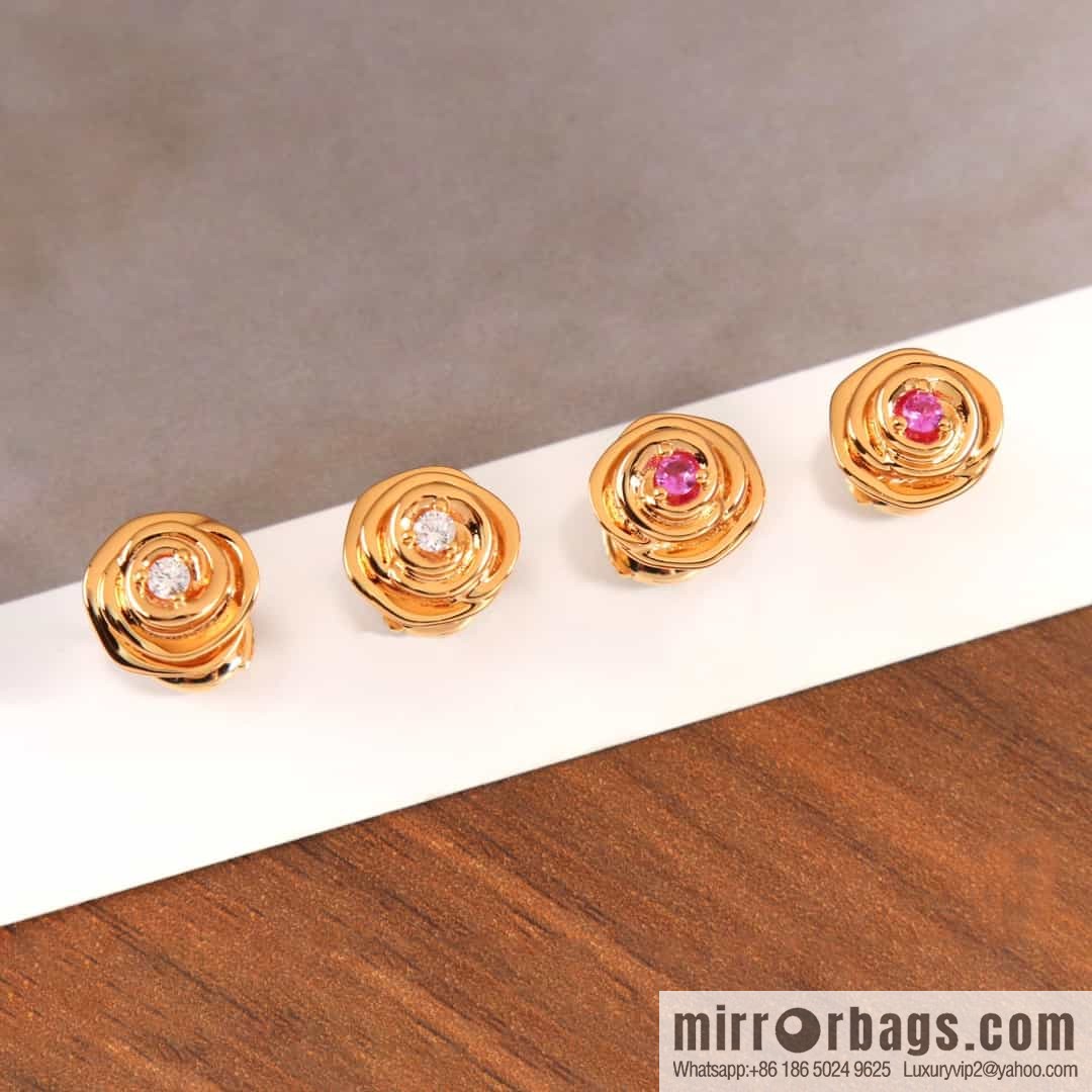 New ☑️ DIOR rose stud earrings
