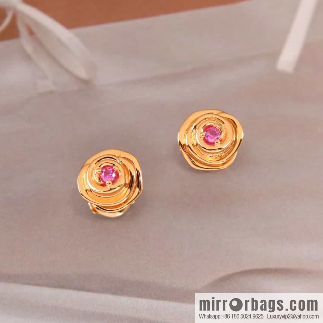 New ☑️ DIOR rose stud earrings