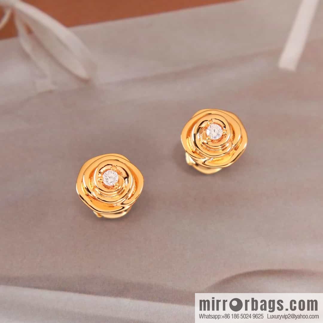 New ☑️ DIOR rose stud earrings
