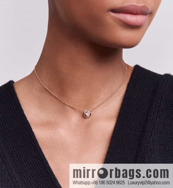 New ☑️ DIOR rose necklace