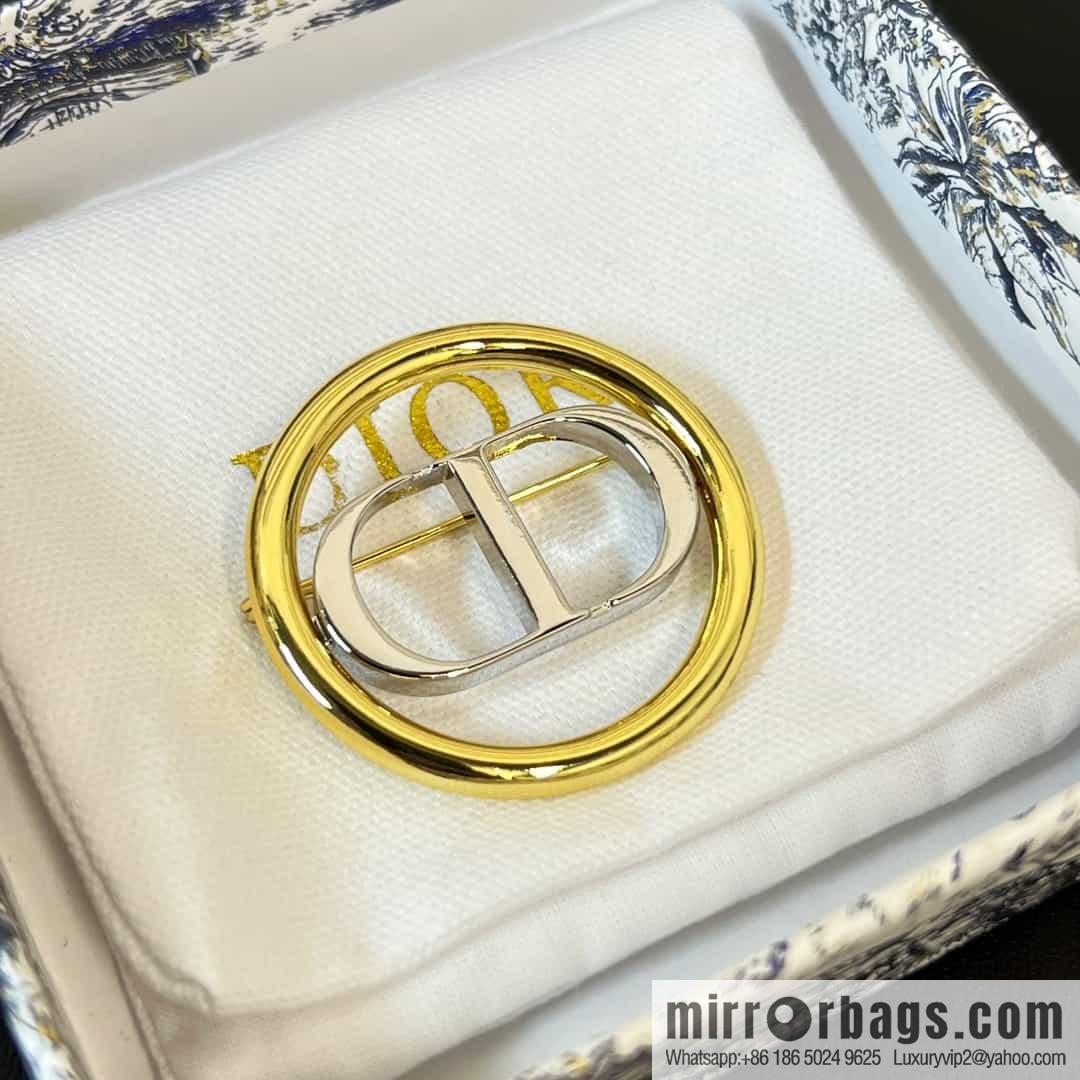 New ☑️ DIOR Gold CD Round Brooch