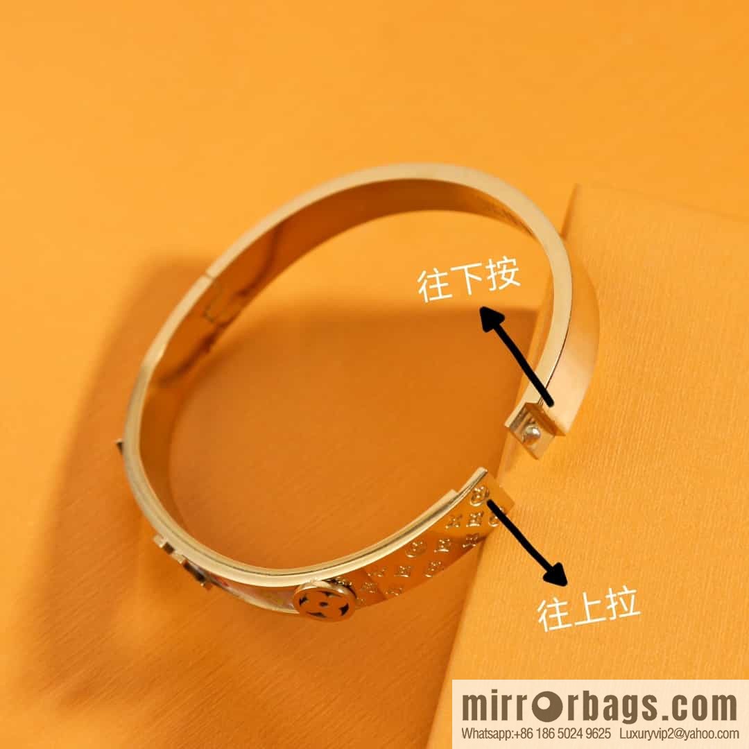 Louis Vuitton Louis Vuitton medieval gold white shell bracelet bracelet