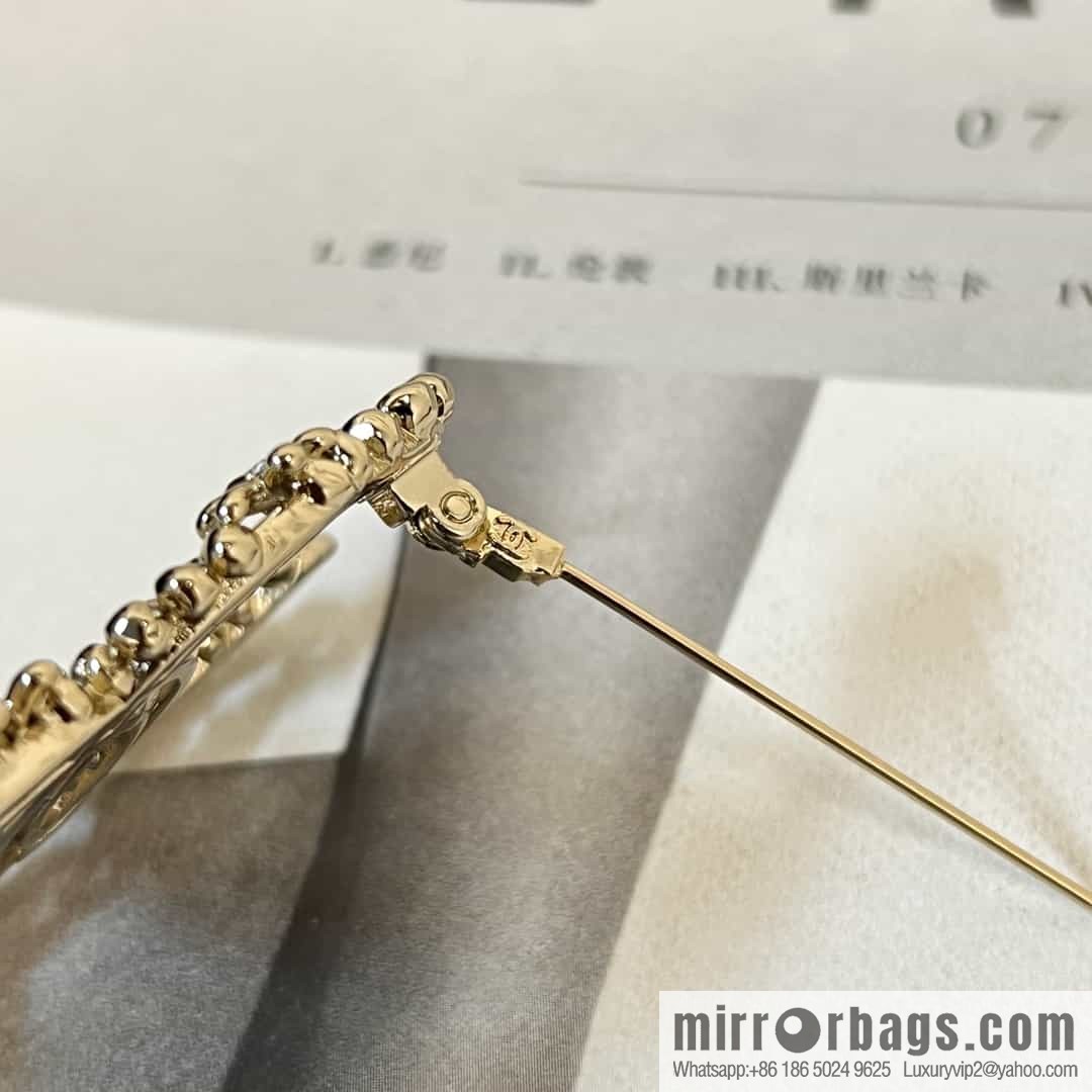 New ☑️ Chanel double c gold flower brooch