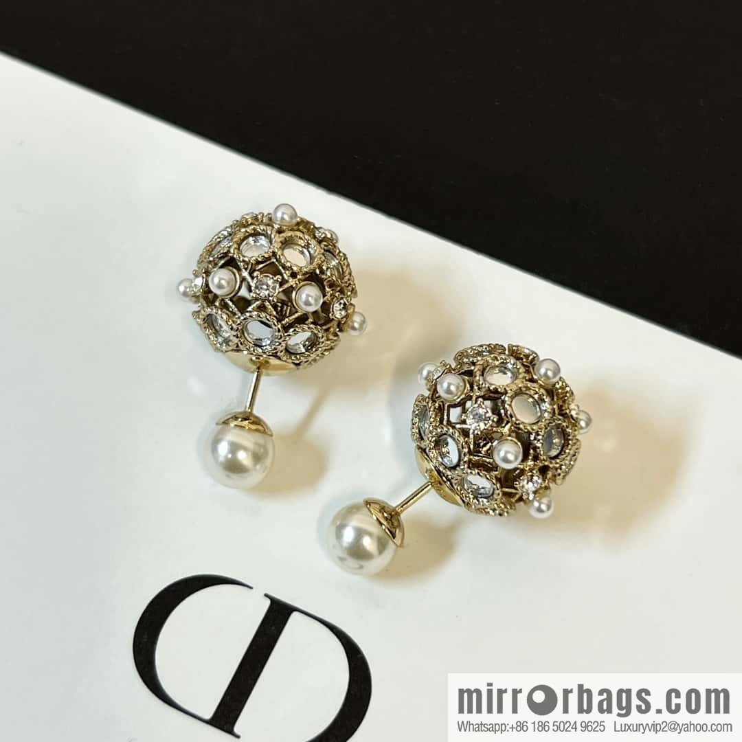 New ☑️ DIOR mirror hollow pearl stud earrings