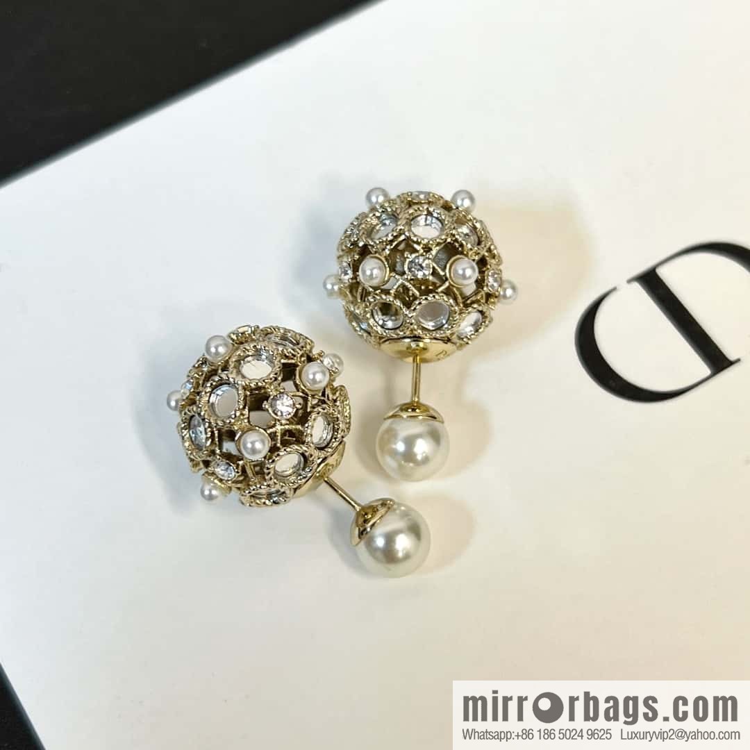 New ☑️ DIOR mirror hollow pearl stud earrings