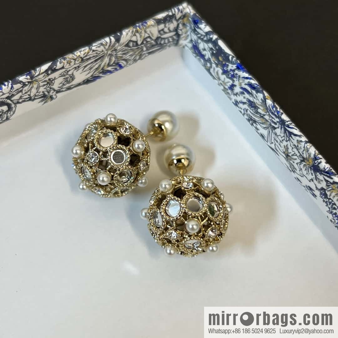 New ☑️ DIOR mirror hollow pearl stud earrings