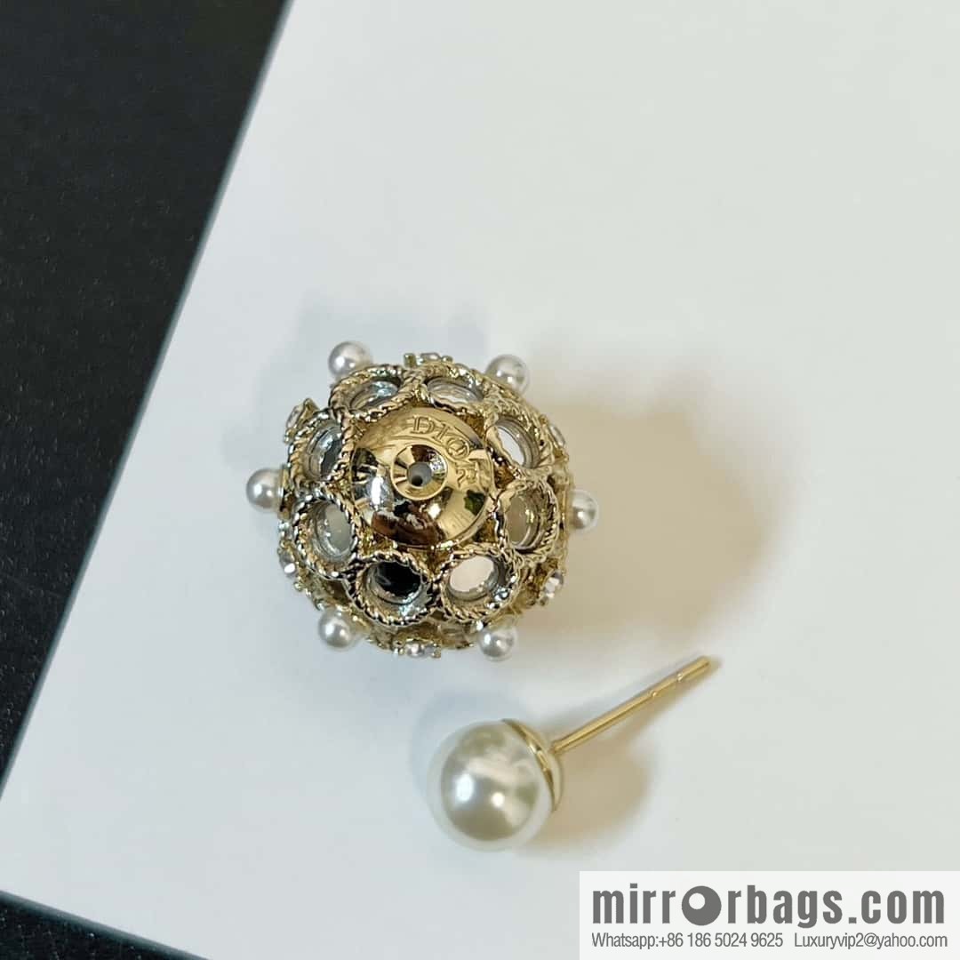 New ☑️ DIOR mirror hollow pearl stud earrings