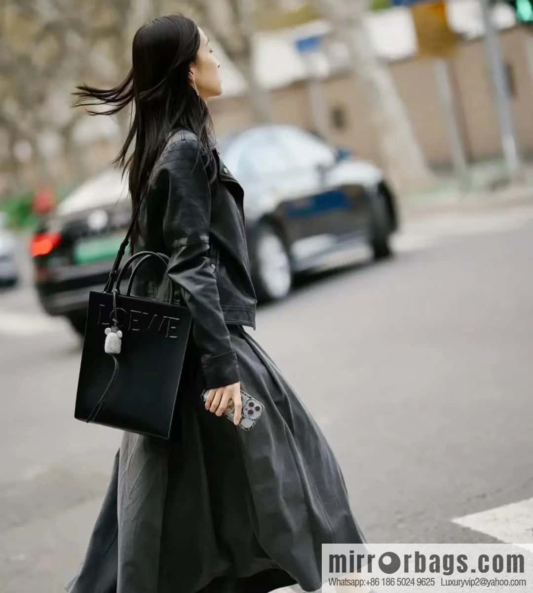 LOEWE latest show A4 tote bag tote bag 0690