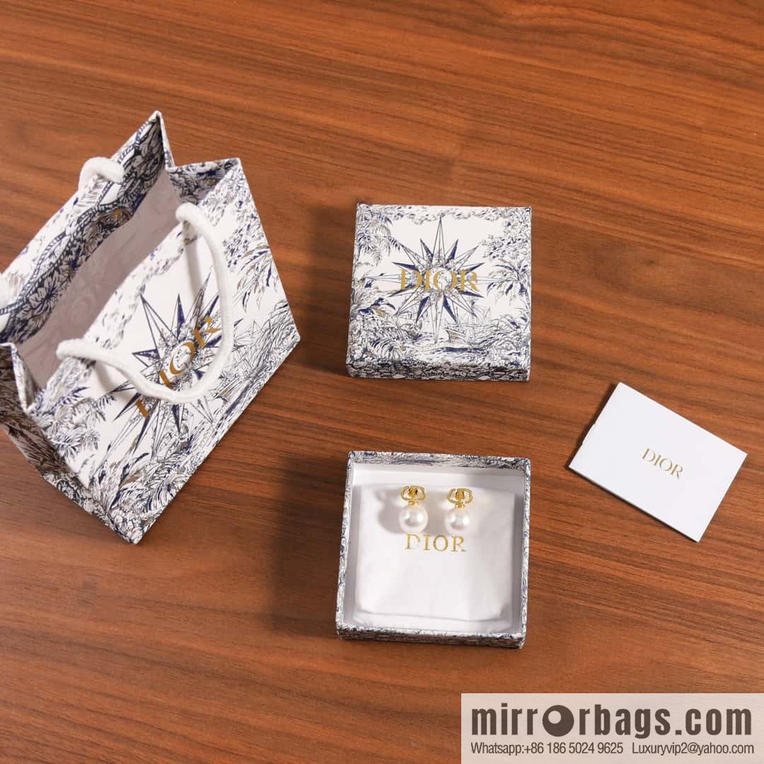 New ☑️ DIOR gold CD pearl stud earrings