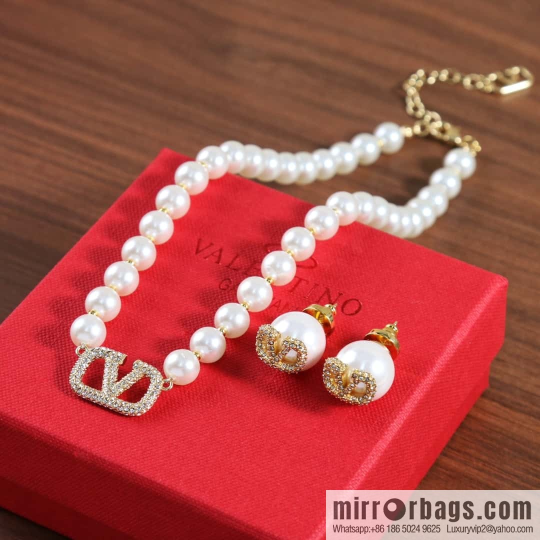 New ☑️ Valentino pearl necklace, stud earrings