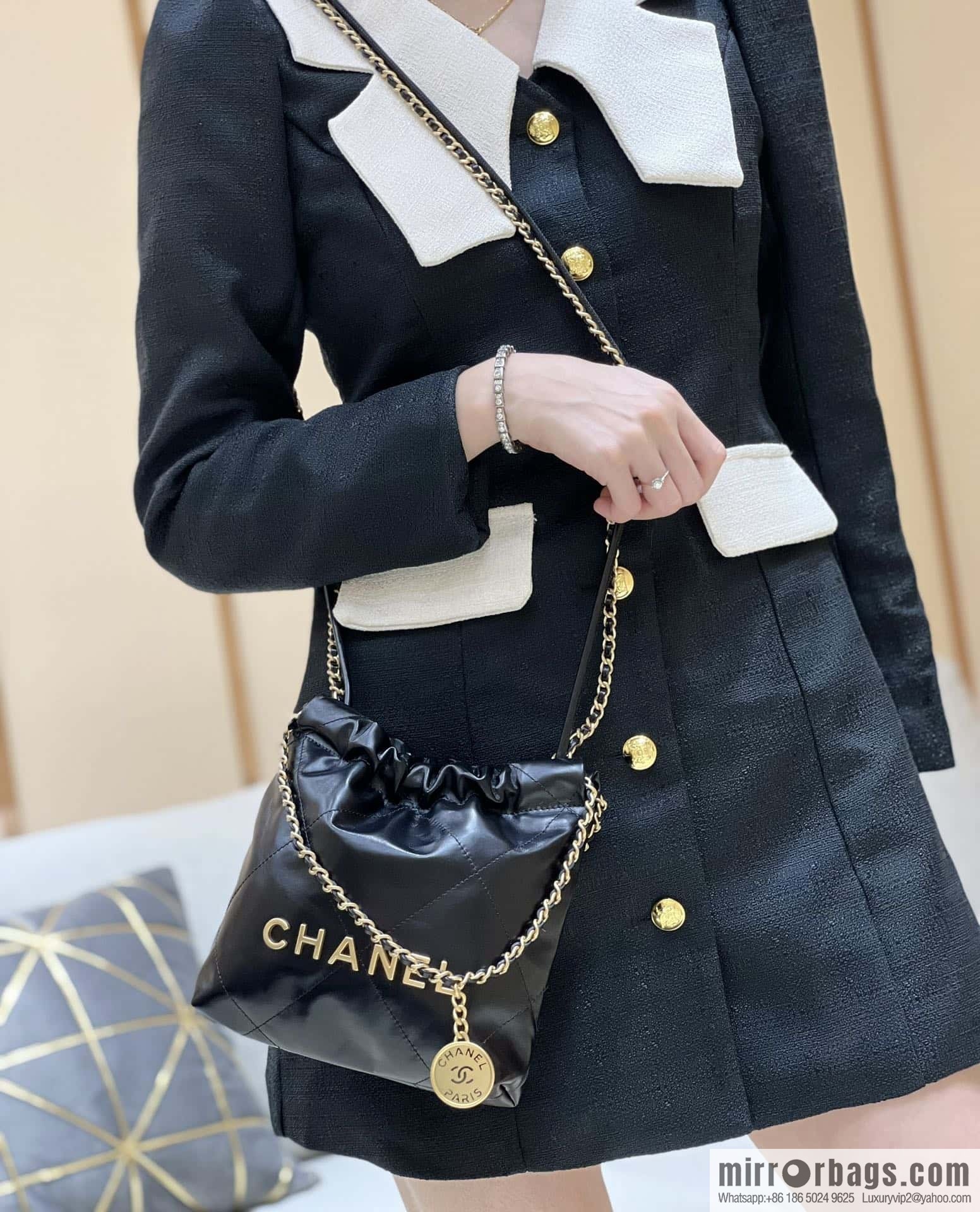 CHANEL 23S spring and summer series mini 22 bags AS3980 black/gold buckle