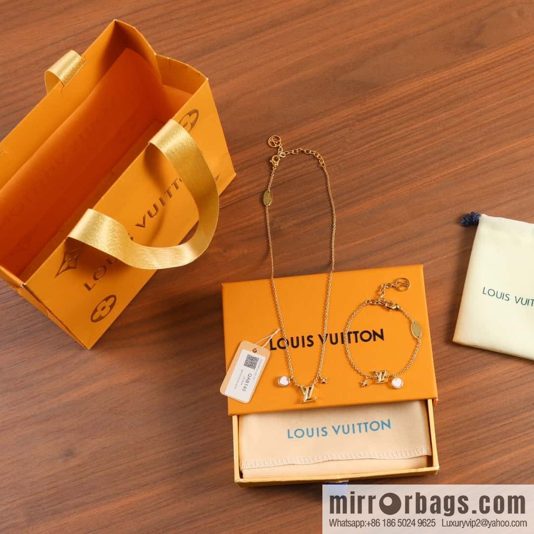 Louis Vuitton Louis Vuitton Qixi Festival limited LV pink peach heart love necklace, bracelet