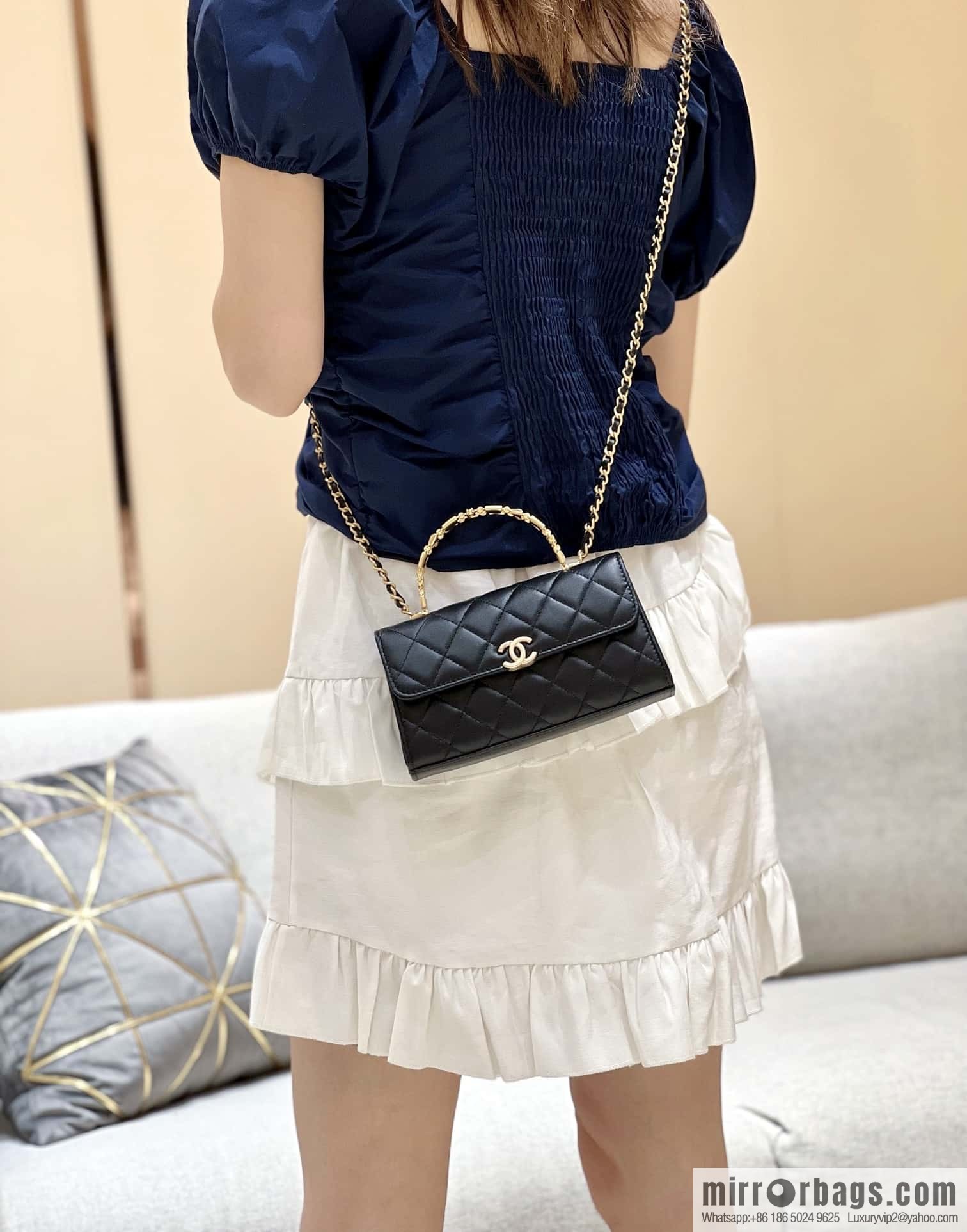 CHANEL 22b autumn and winter new trailer series Kelly enamel handle bag AP2946