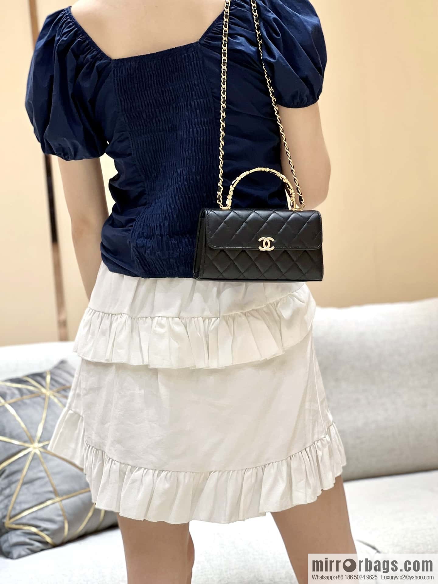 CHANEL 22b autumn and winter new trailer series Kelly enamel handle bag AP2946
