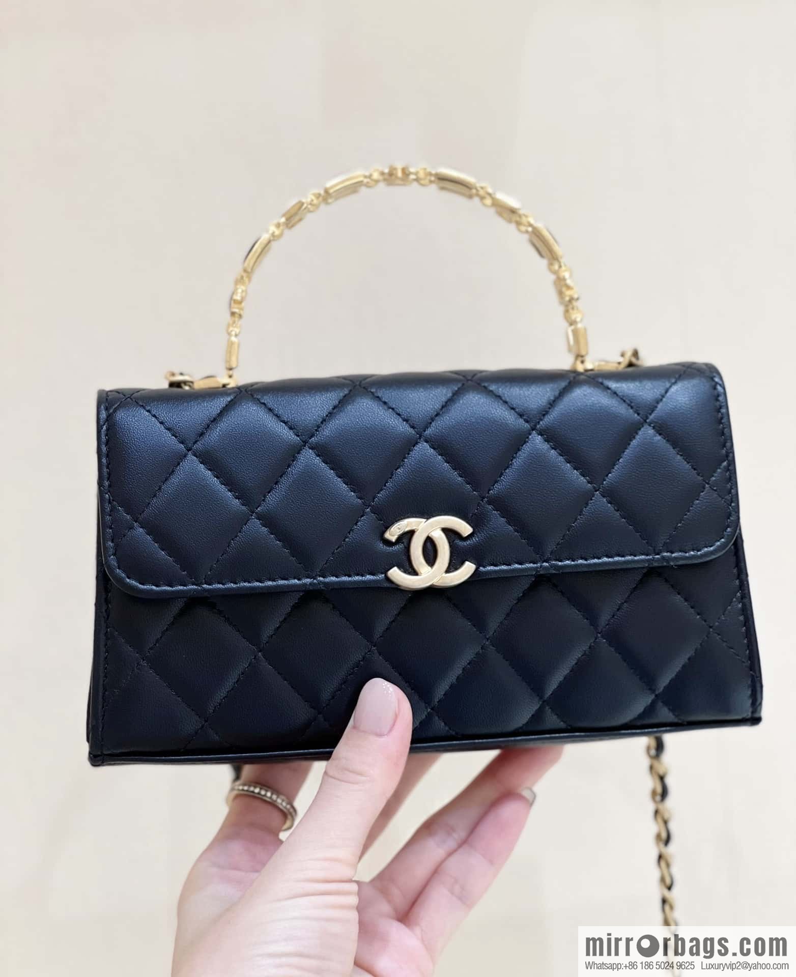 CHANEL 22b autumn and winter new trailer series Kelly enamel handle bag AP2946
