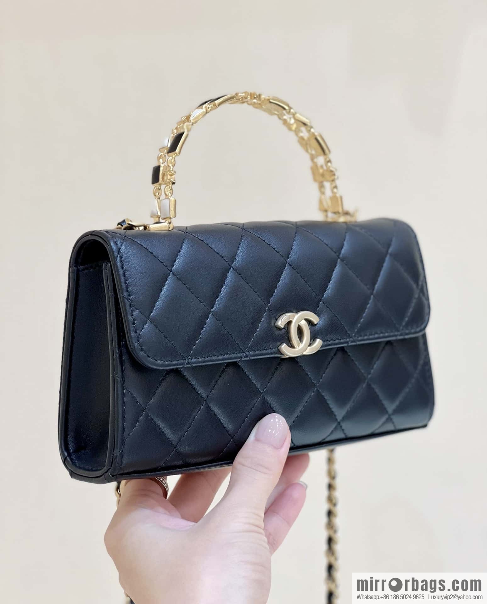 CHANEL 22b autumn and winter new trailer series Kelly enamel handle bag AP2946