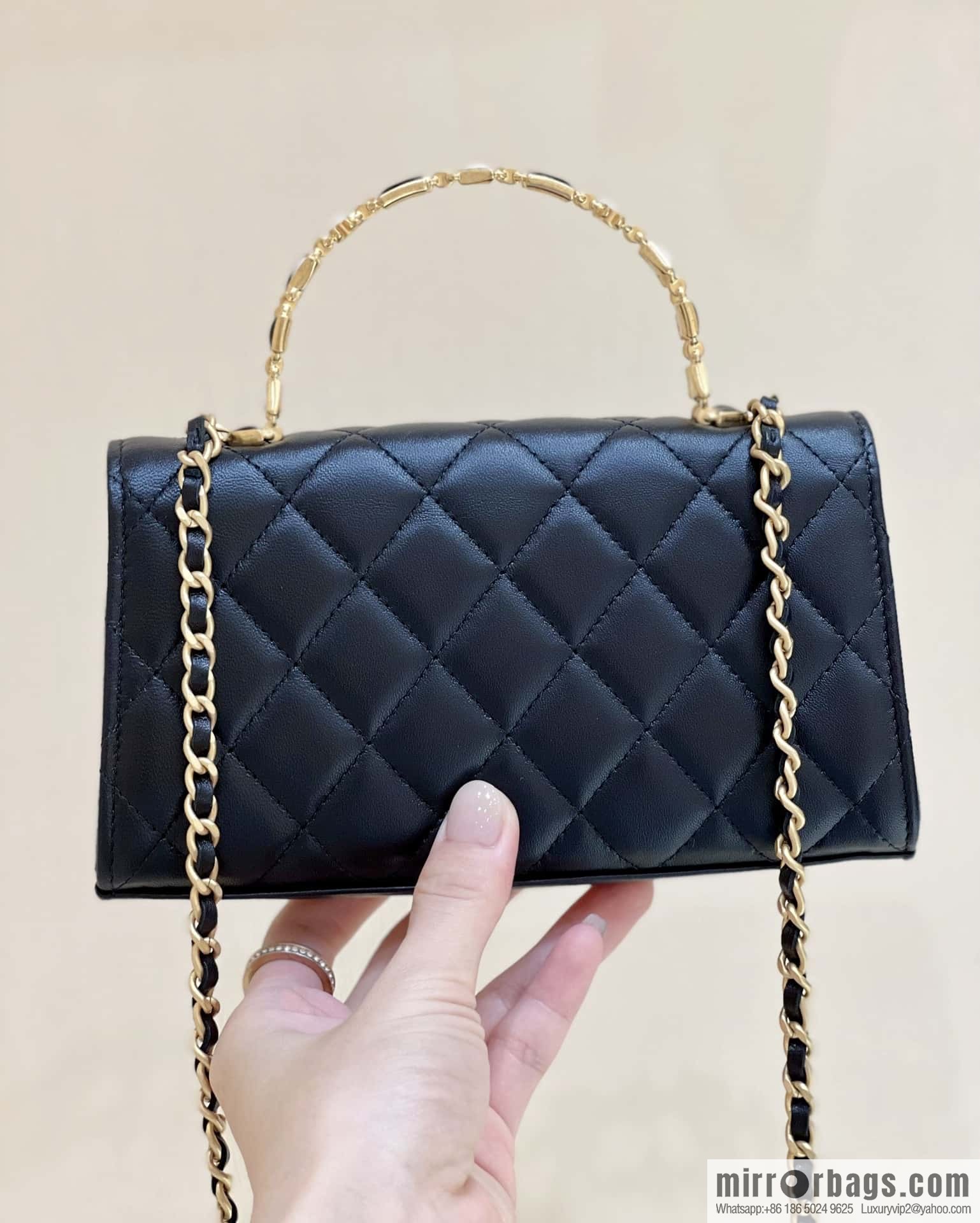 CHANEL 22b autumn and winter new trailer series Kelly enamel handle bag AP2946