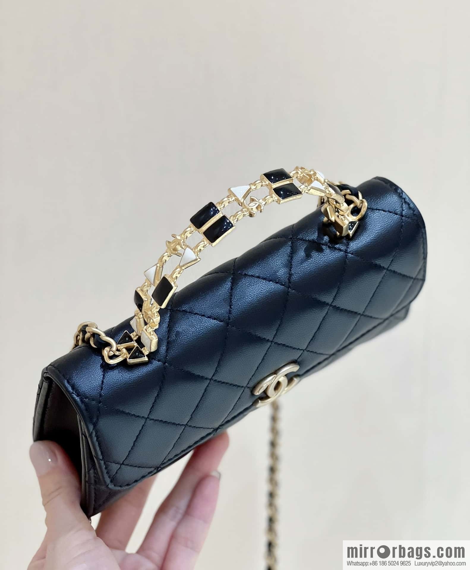 CHANEL 22b autumn and winter new trailer series Kelly enamel handle bag AP2946