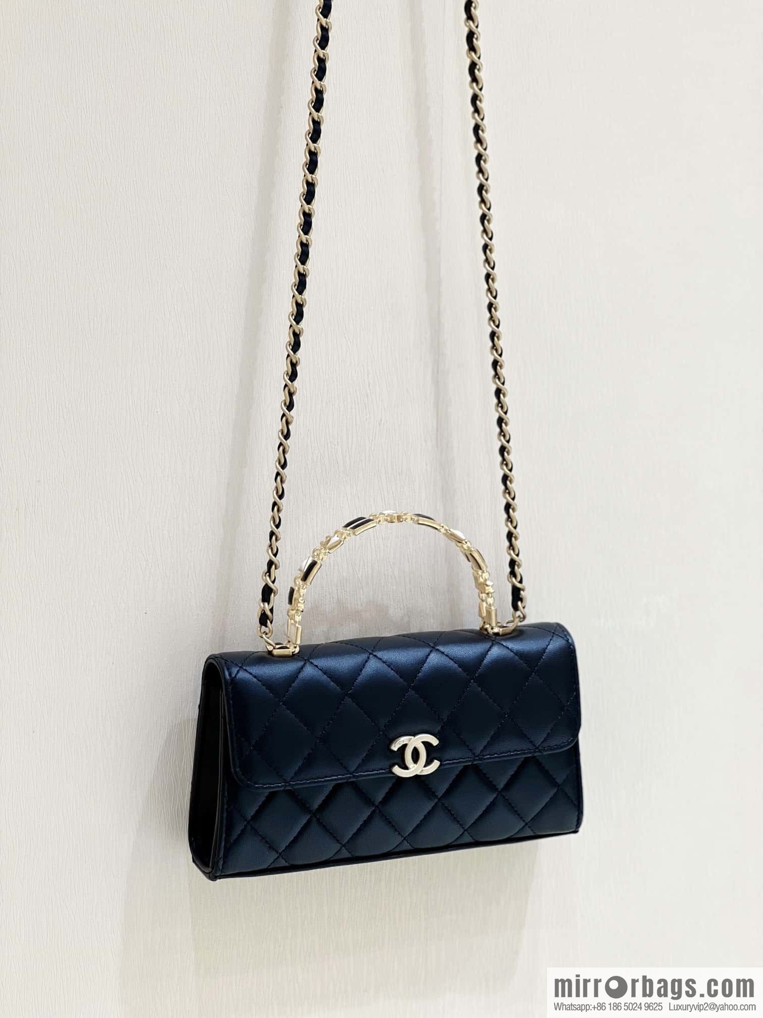 CHANEL 22b autumn and winter new trailer series Kelly enamel handle bag AP2946