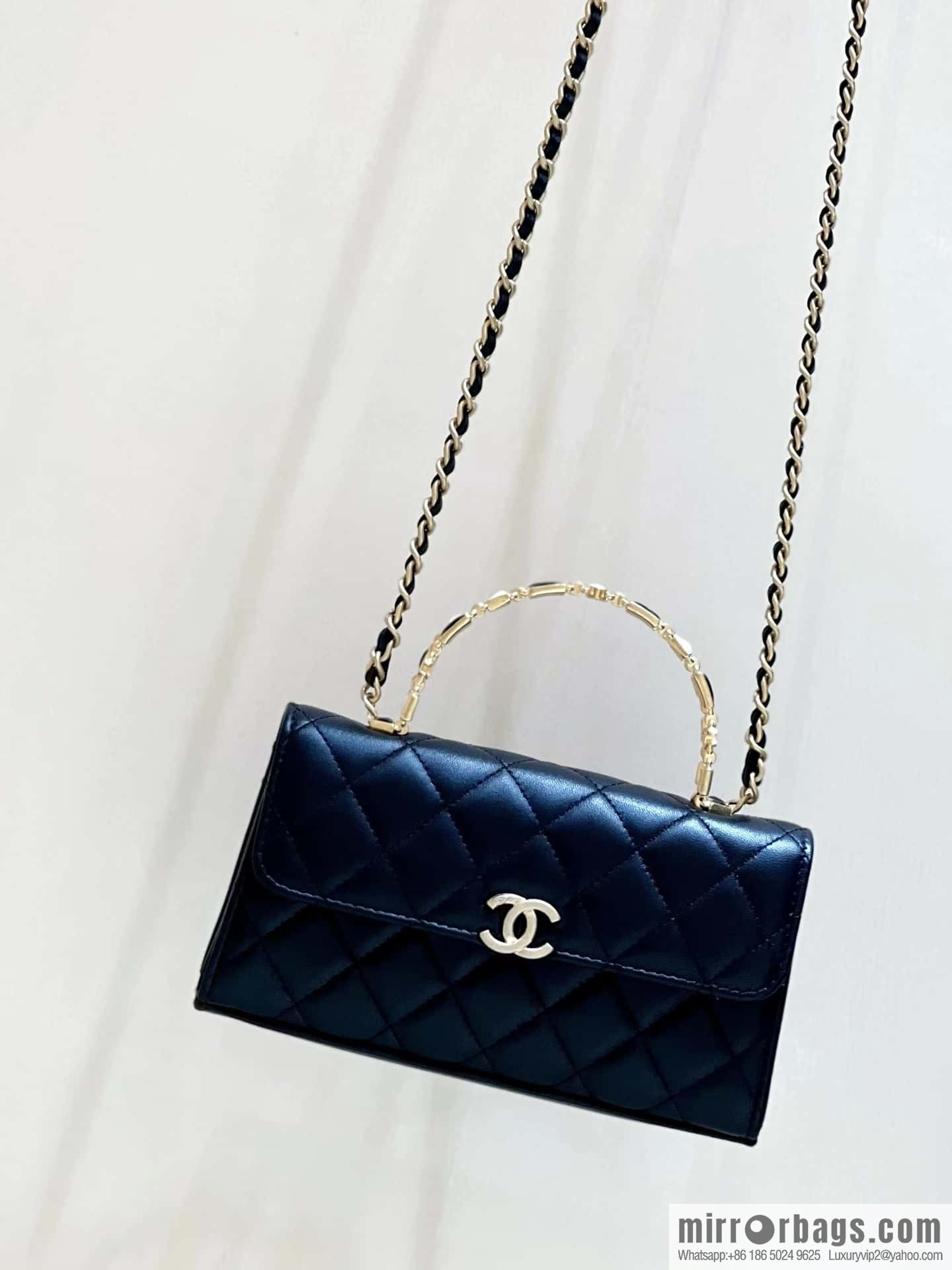 CHANEL 22b autumn and winter new trailer series Kelly enamel handle bag AP2946