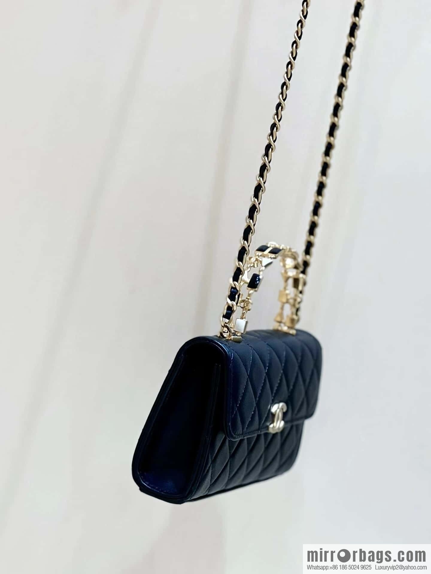 CHANEL 22b autumn and winter new trailer series Kelly enamel handle bag AP2946