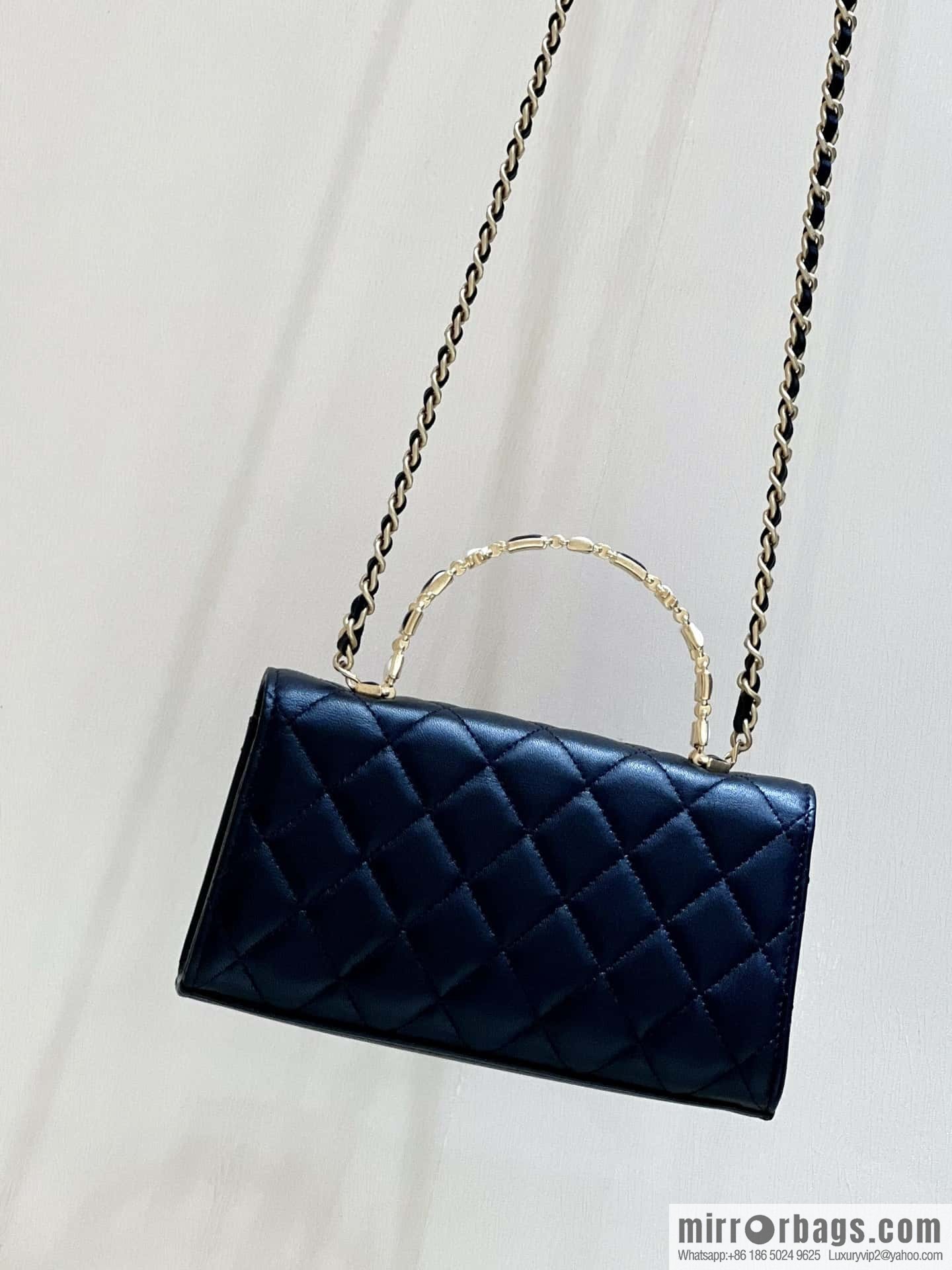 CHANEL 22b autumn and winter new trailer series Kelly enamel handle bag AP2946