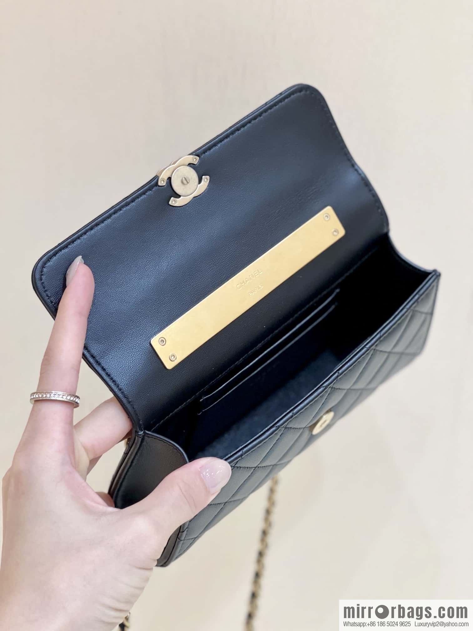 CHANEL 22b autumn and winter new trailer series Kelly enamel handle bag AP2946