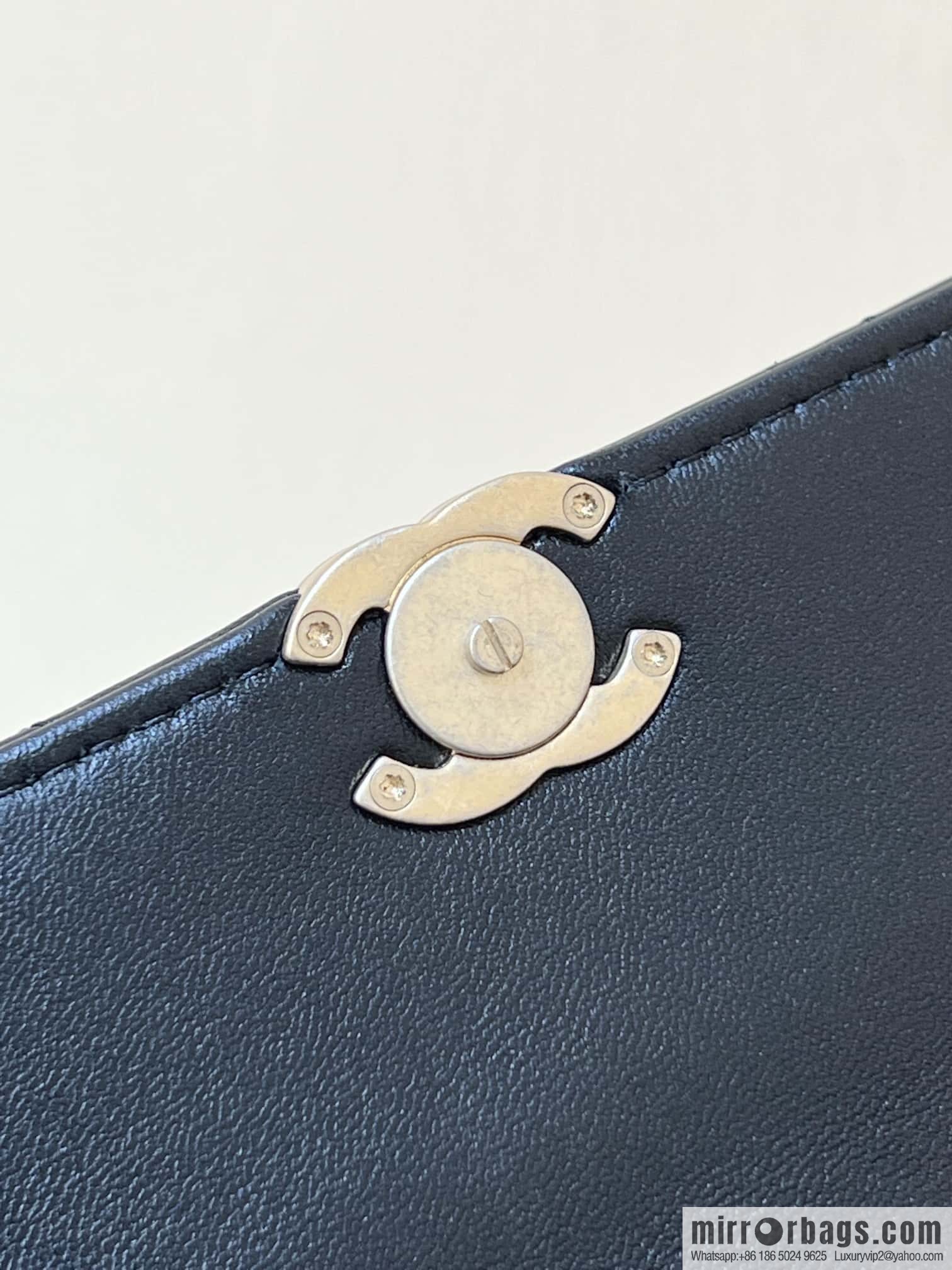 CHANEL 22b autumn and winter new trailer series Kelly enamel handle bag AP2946