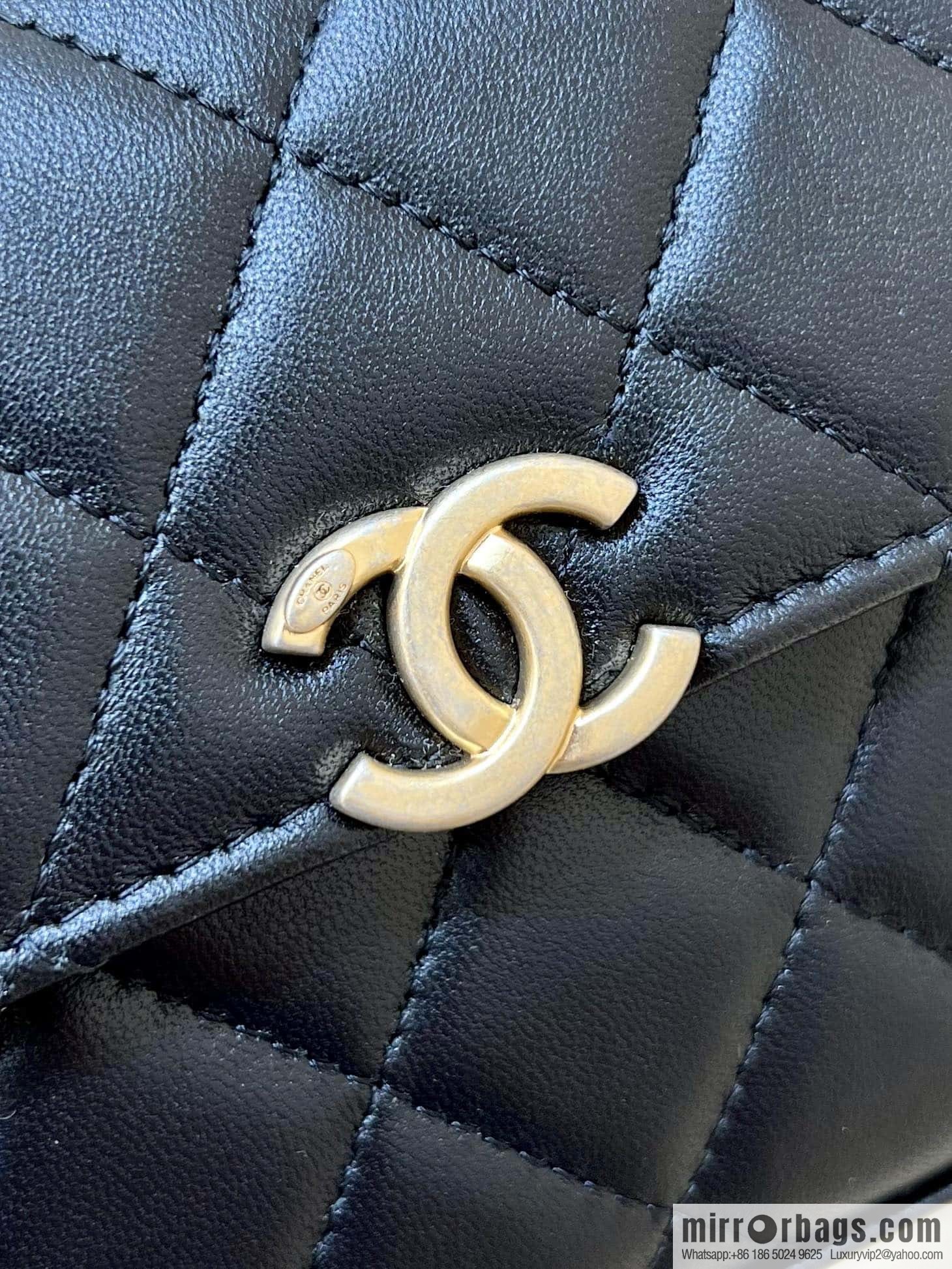 CHANEL 22b autumn and winter new trailer series Kelly enamel handle bag AP2946