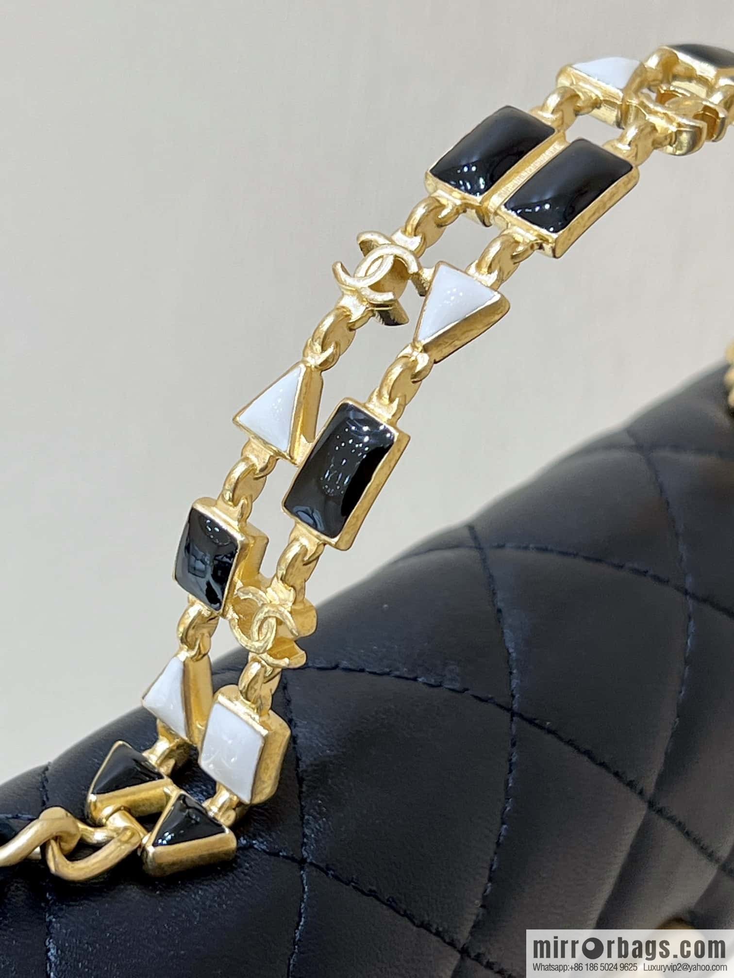 CHANEL 22b autumn and winter new trailer series Kelly enamel handle bag AP2946