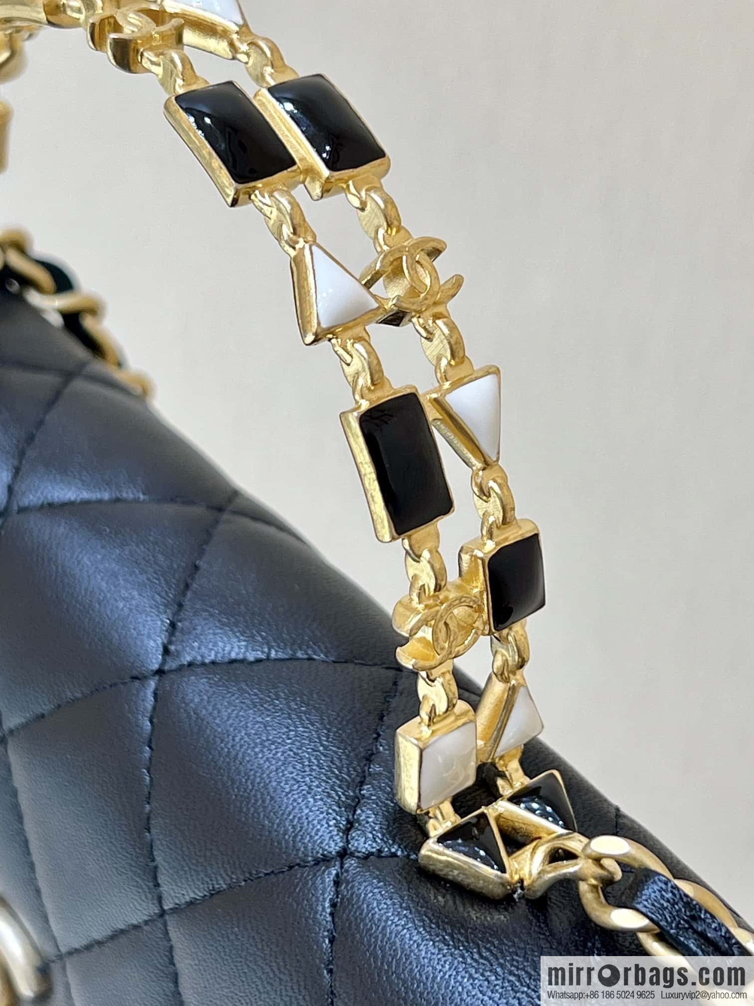 CHANEL 22b autumn and winter new trailer series Kelly enamel handle bag AP2946