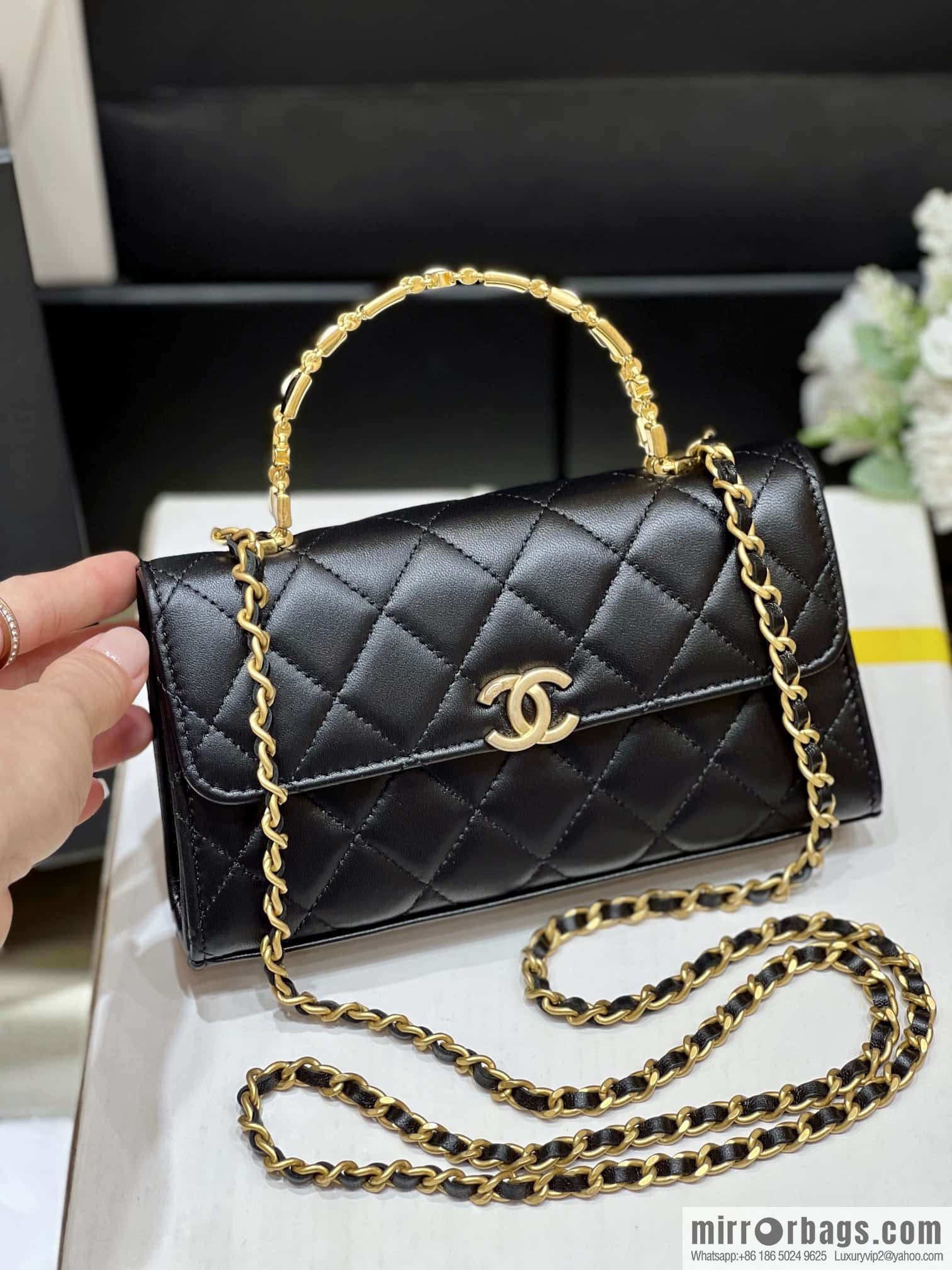 CHANEL 22b autumn and winter new trailer series Kelly enamel handle bag AP2946