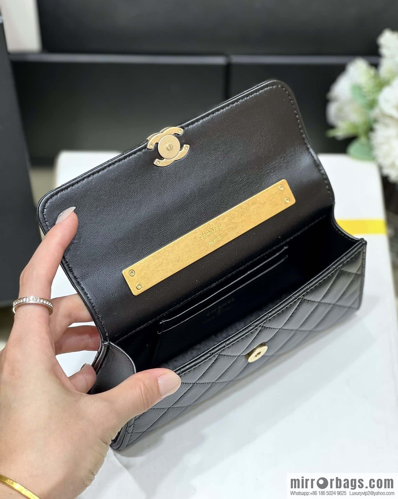 CHANEL 22b autumn and winter new trailer series Kelly enamel handle bag AP2946