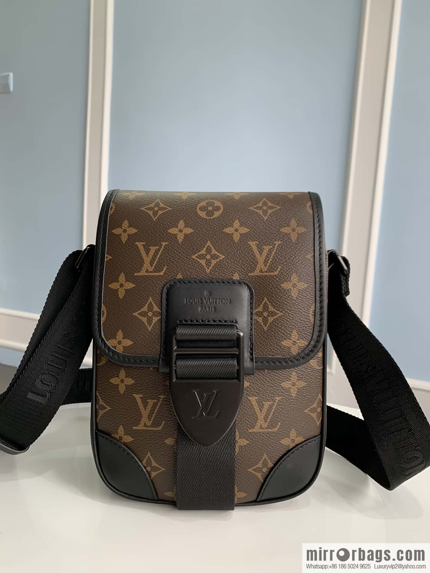 LV M46442 ARCHY small messenger bag
