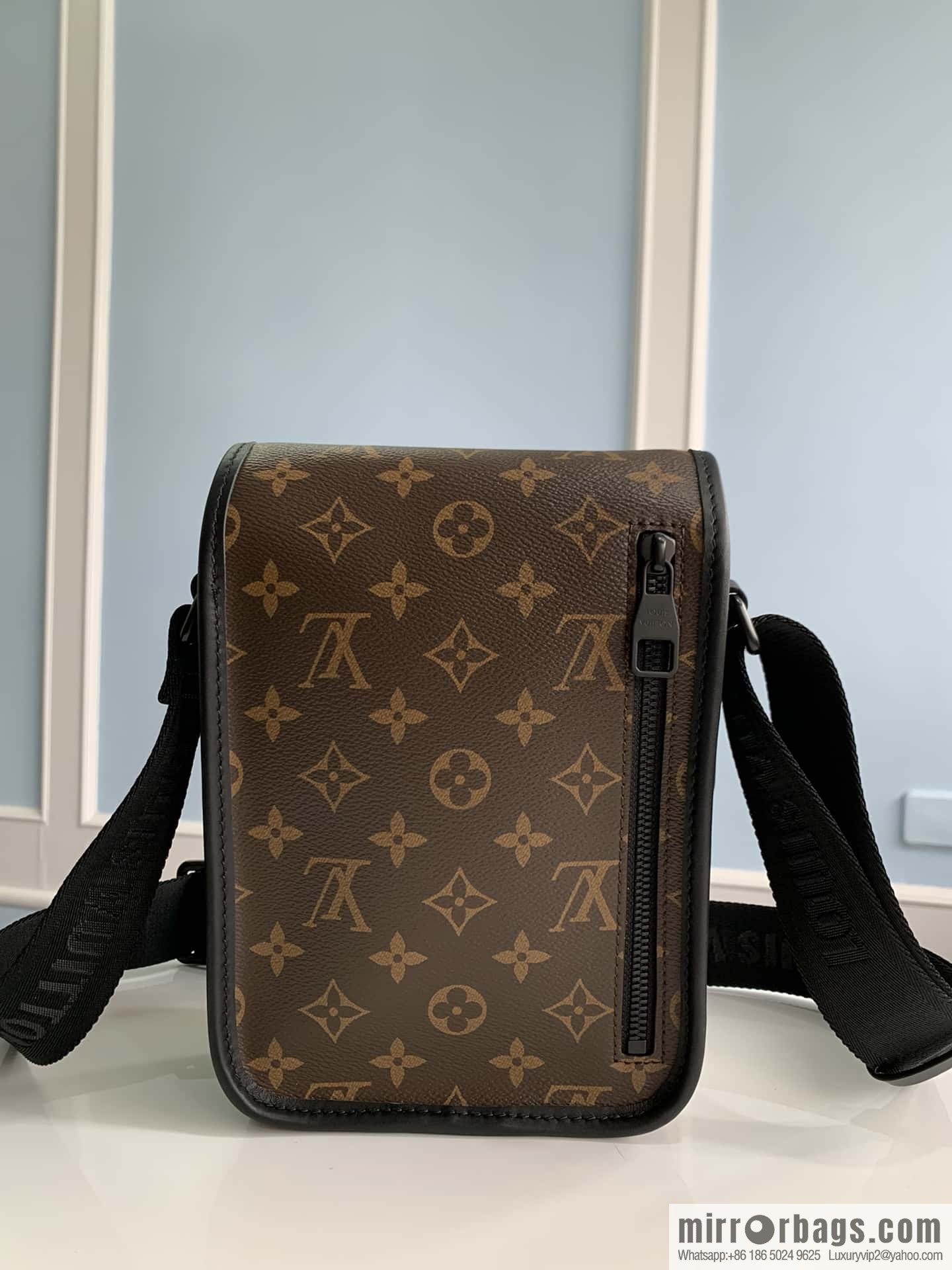 LV M46442 ARCHY small messenger bag