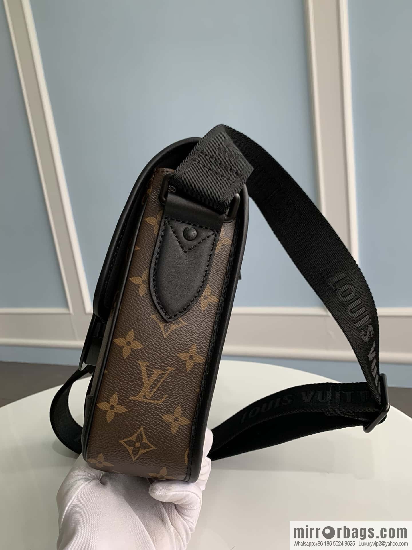 LV M46442 ARCHY small messenger bag
