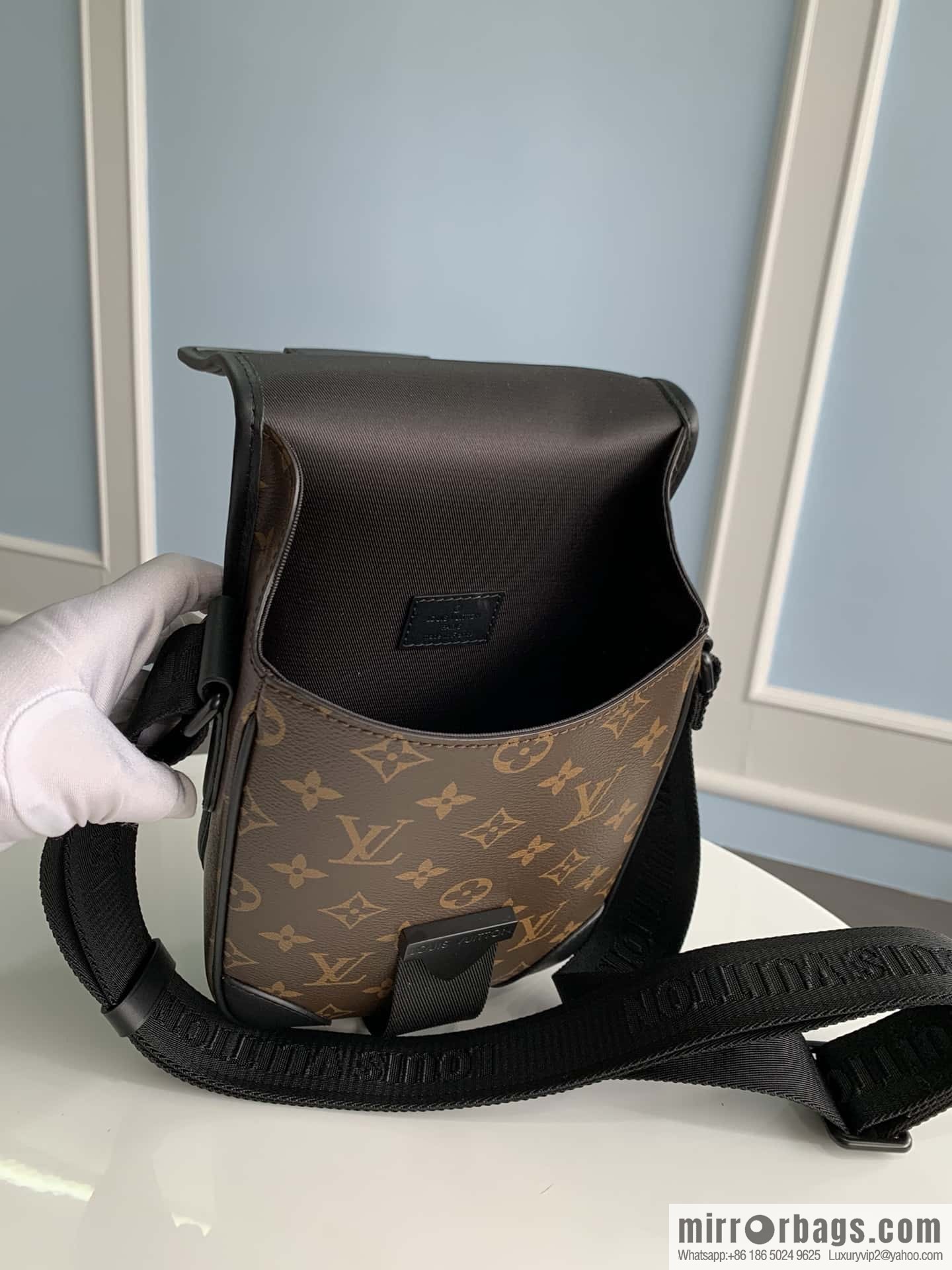 LV M46442 ARCHY small messenger bag