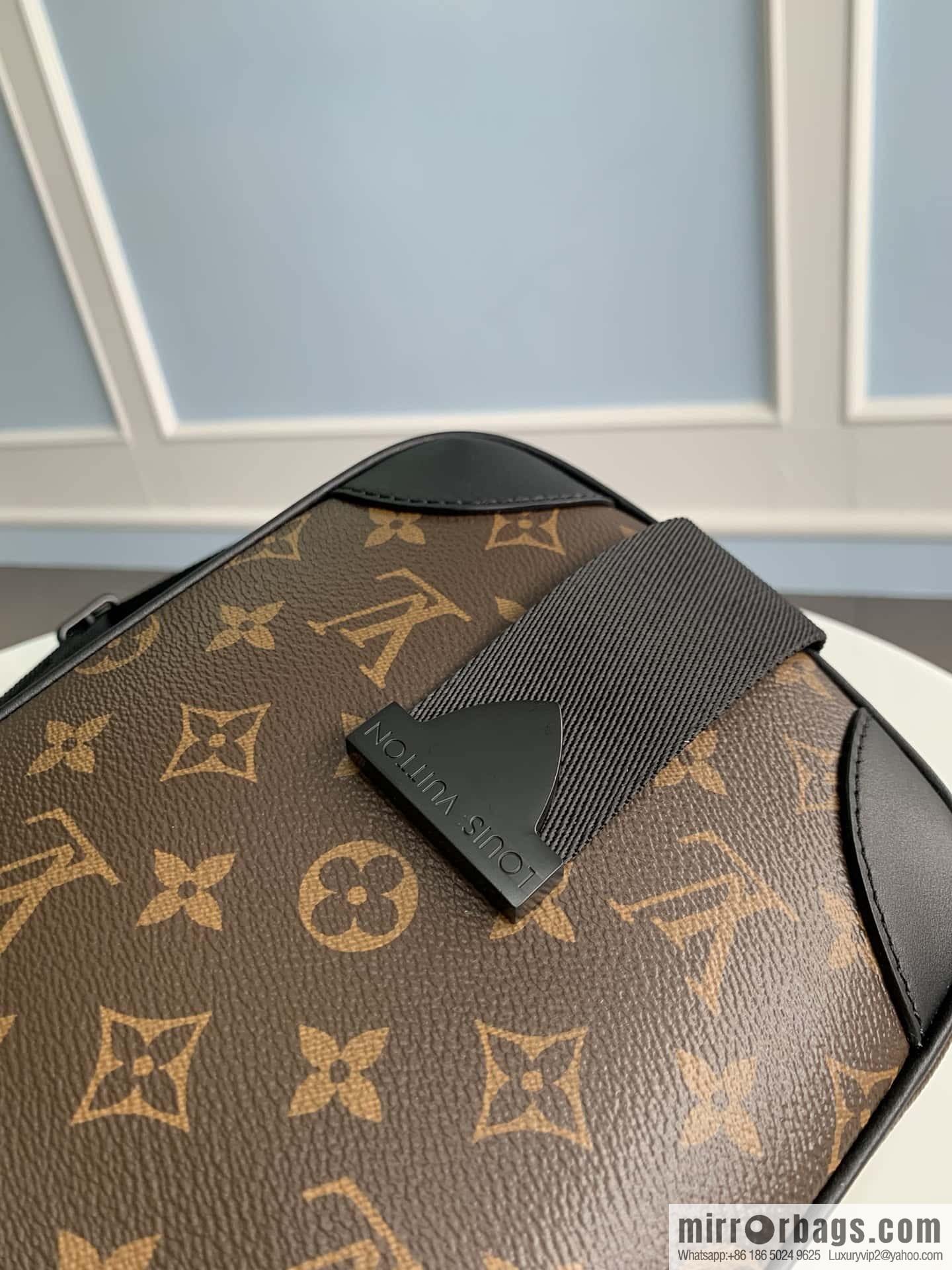 LV M46442 ARCHY small messenger bag
