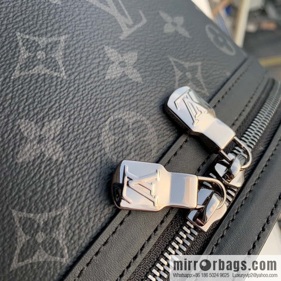 LV M22558 DISCOVERY S backpack