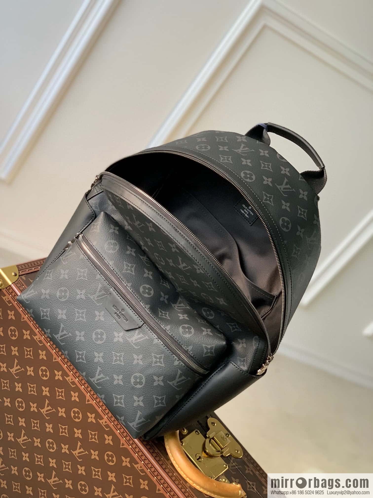LV M22558 DISCOVERY S backpack