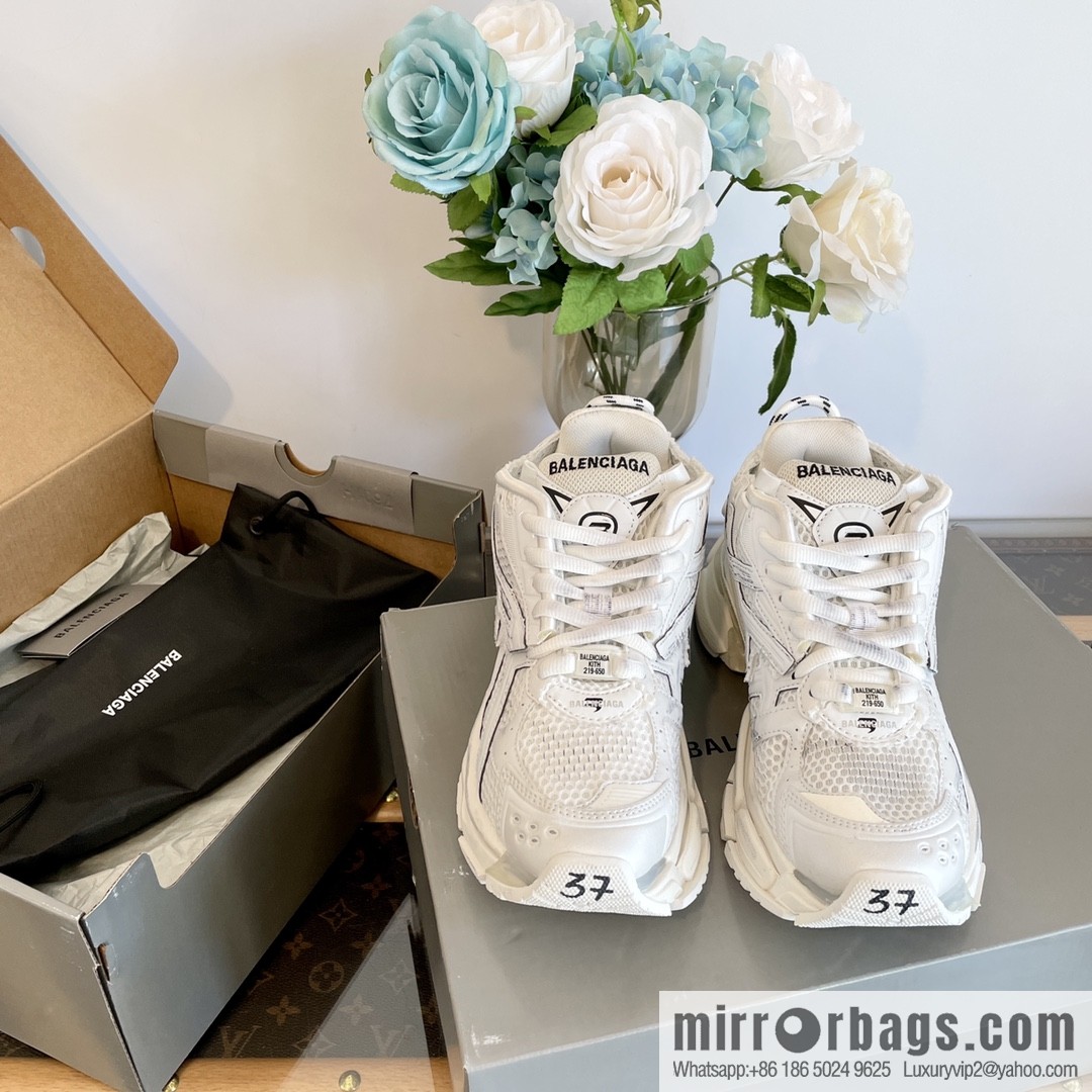 𝐁𝐚𝐥𝐞𝐧𝐜𝐢𝐚𝐠𝐚 𝐑𝐮𝐧𝐧𝐞𝐫| seven generations. Vintage do old dad sneakers