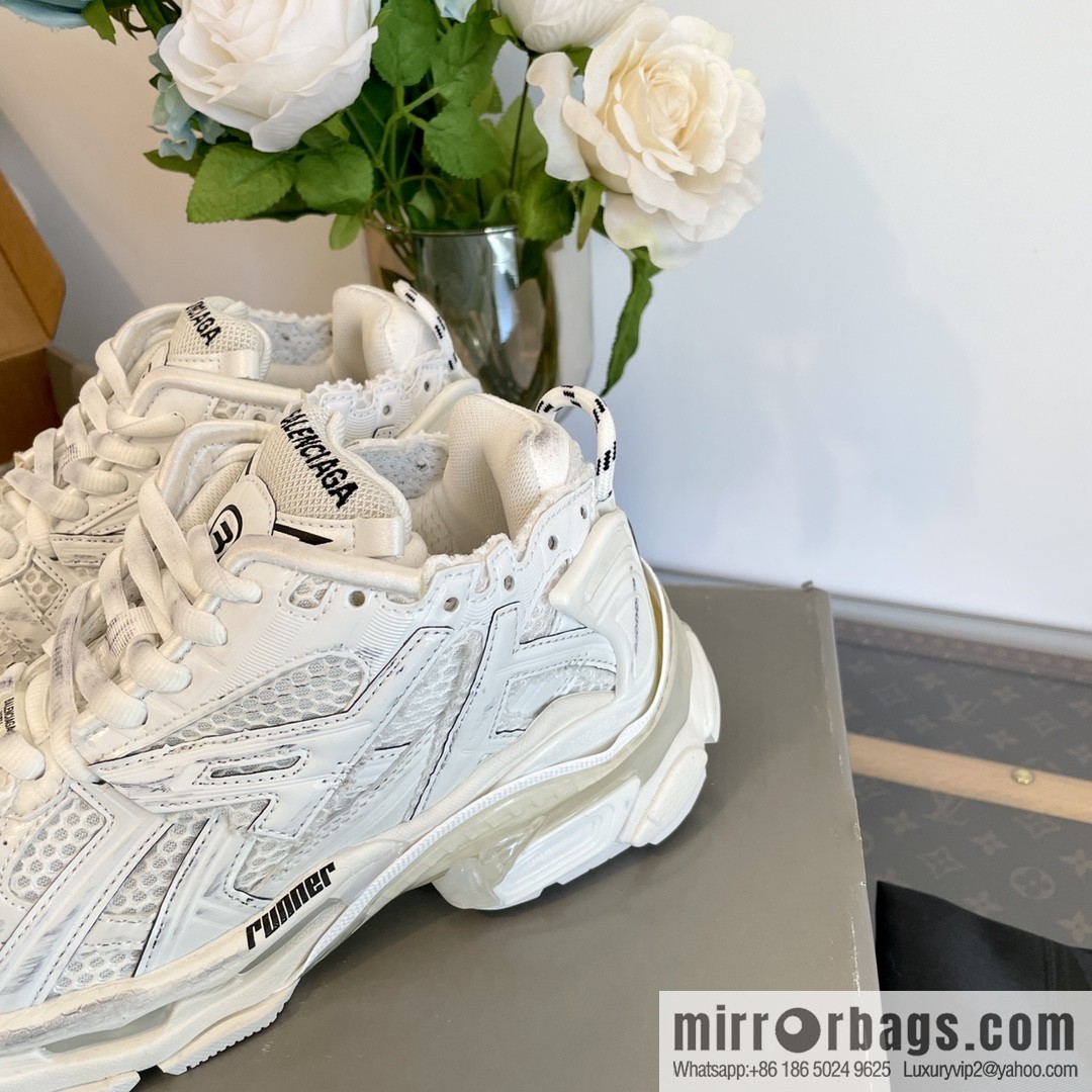 𝐁𝐚𝐥𝐞𝐧𝐜𝐢𝐚𝐠𝐚 𝐑𝐮𝐧𝐧𝐞𝐫| seven generations. Vintage do old dad sneakers