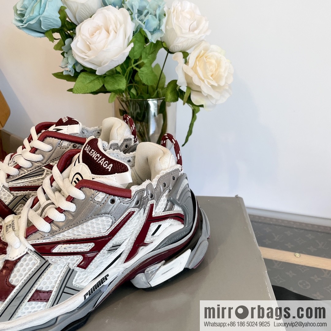 𝐁𝐚𝐥𝐞𝐧𝐜𝐢𝐚𝐠𝐚 𝐑𝐮𝐧𝐧𝐞𝐫| seven generations. Vintage do old dad sneakers