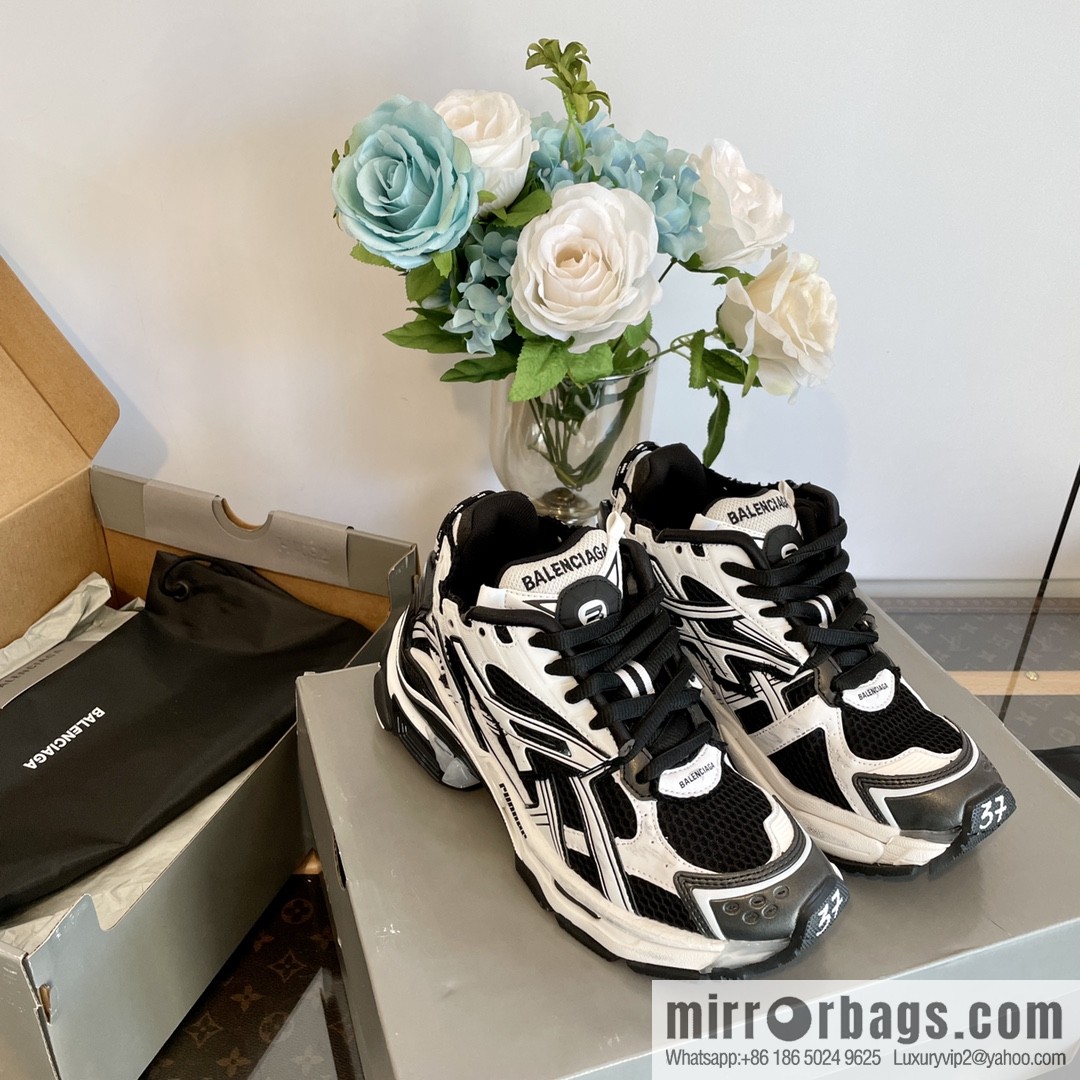 𝐁𝐚𝐥𝐞𝐧𝐜𝐢𝐚𝐠𝐚 𝐑𝐮𝐧𝐧𝐞𝐫| seven generations. Vintage do old dad sneakers