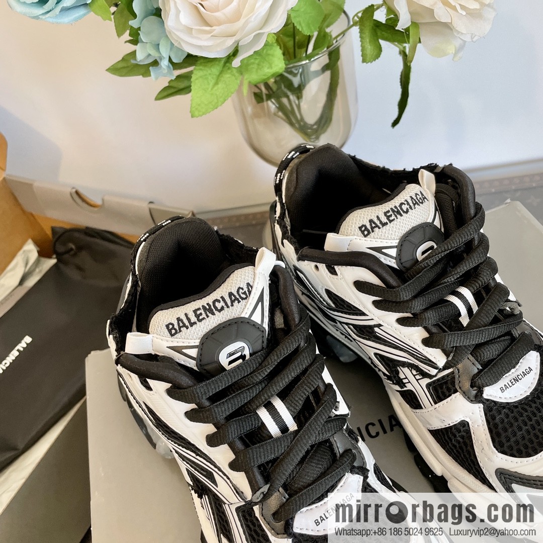 𝐁𝐚𝐥𝐞𝐧𝐜𝐢𝐚𝐠𝐚 𝐑𝐮𝐧𝐧𝐞𝐫| seven generations. Vintage do old dad sneakers