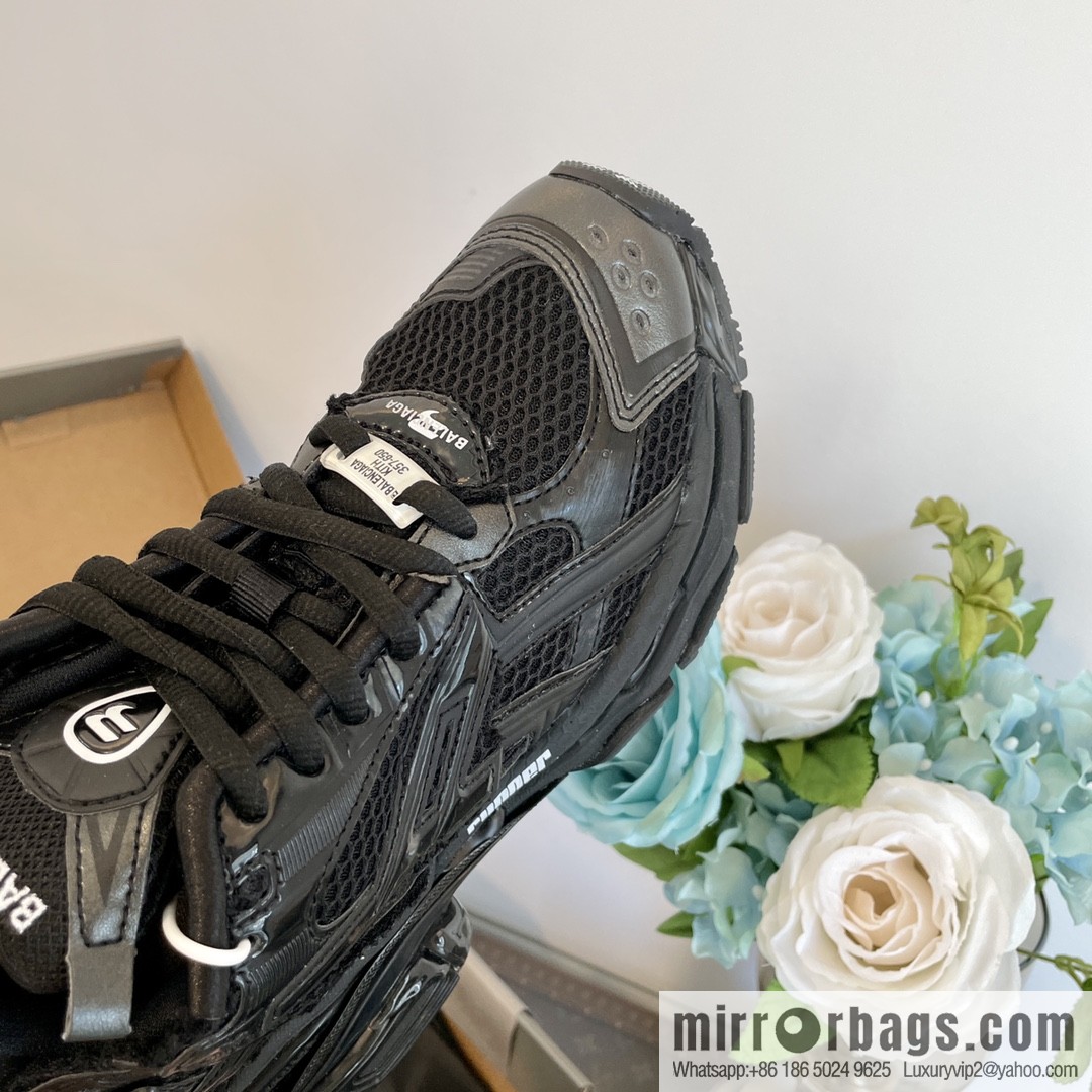 𝐁𝐚𝐥𝐞𝐧𝐜𝐢𝐚𝐠𝐚 𝐑𝐮𝐧𝐧𝐞𝐫| seven generations. Vintage do old dad sneakers